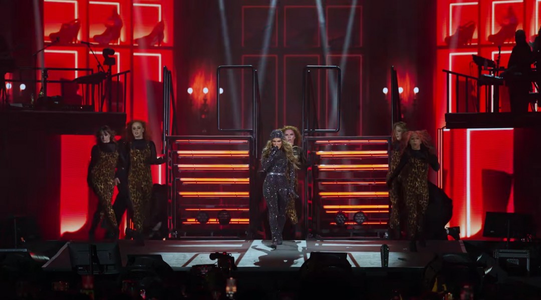 Active stage presence, exciting dance choreographies and timeless hits